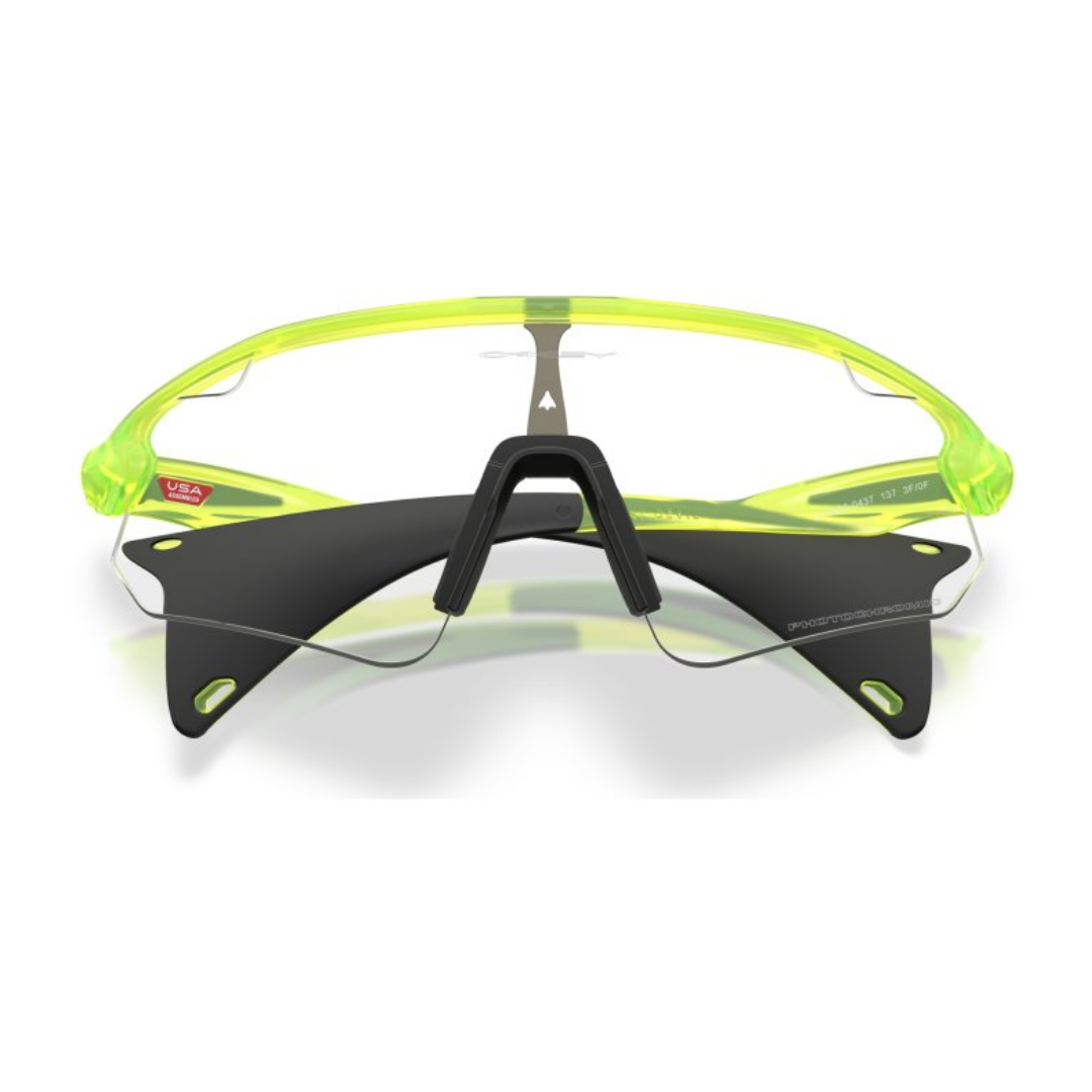 Gafas de sol Oakley Stunt Devil A Matte Uranium con lentes Clear to Black Iridium Photochromic, referencia OO9525-0437 - vista 2